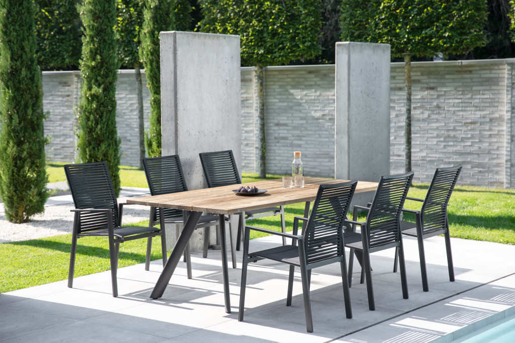 „Niehoff Garden NOAH Tisch mit Aluminiumgestell und Teak-platte auf moderner Terrasse“