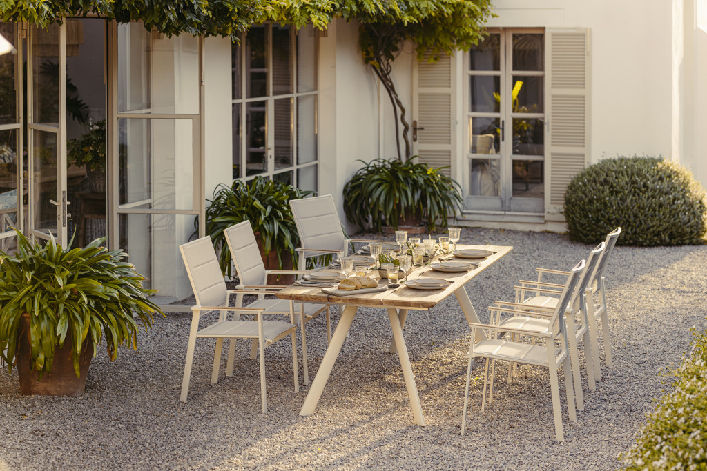 „Niehoff Garden VALETTA Tisch mit Aluminiumgestell und edler Teakplatte im Garten“