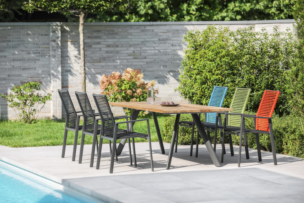 „Niehoff Garden CERVO Stuhl mit Rope-Bespannung und Aluminiumgestell auf Terrasse“
