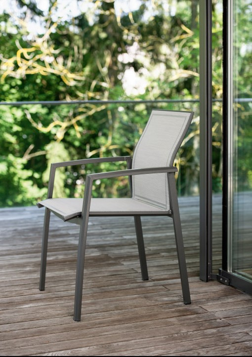 Stern Kari Stapelsessel aus Aluminium mit Textilenbezug auf der Terrasse