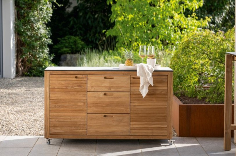 Elma Sideboard von Stern aus Aluminium in Lamellenoptik auf Terrasse