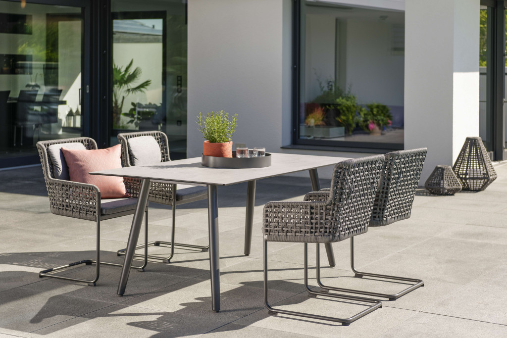 Interno Tisch von Stern mit Aluminiumgestell und Keramikplatte im modernen Gartenambiente